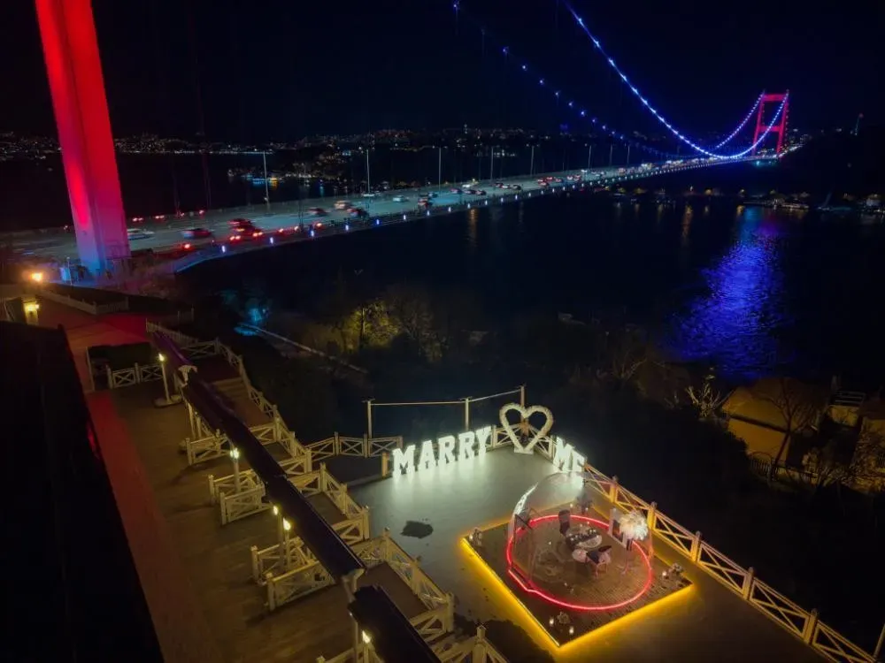 Romantik Cam Kubbede Akşam Yemeği Konsepti